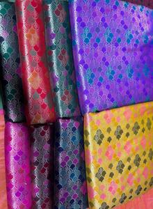 ผ้าไหมโบรเคดโพลีเอสเตอร์ 100% หรูหรา ประดับด้วยลายทองคำแบบซารี  ทออย่างประณีต เป็นมิตรกับสิ่งแวดล้อม น้ำหนักปานกลาง เหมาะสำหรับงานแต่งงาน - Product Image 3