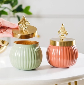 Juego de Recipientes Metálicos Coloridos con Tapa Dorada con Diseño de Flor de Lis – Recipientes Decorativos Aptos para Alimentos, Almacenamiento de Lujo para Cocina y Mesa, Venta al Por Mayor - Product Image 3