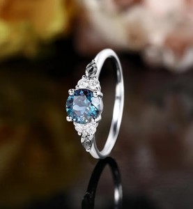 Bague de fiançailles et de mariage en alexandrite taille ronde, argent sterling 925, pierre précieuse de luxe à changement de couleur, bijou de mariée vintage, cadeau pour elle - Product Image 4