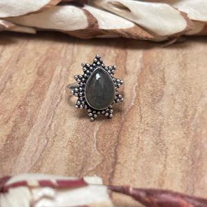 Anillo Boho de Labradorita, Anillo de Dedo de Latón para Mujer, Acabado en Plata Oxidada, Joyería Tribal [Venta al por Mayor/OEM/ODM] - Product Image 2