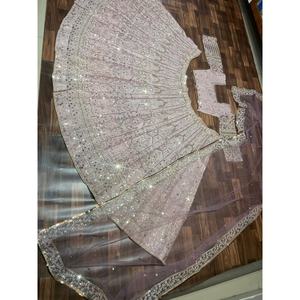 Magnifique robe de soirée brodée de fils, Lehenga Choli à porter pour les fêtes - Product Image 3