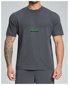 เสื้อยืดคอตตอนทรงปกติสำหรับผู้ชายของ Naimat Abbas Industries พร้อมลายพิมพ์โลโก้ด้านหน้า คอกลม แขนสั้น เนื้อผ้าเจอร์ซีย์ ระบายอากาศได้ดี - Product Image 5