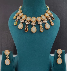 ชุดสร้อยคอคุณภาพพรีเมียม ดีไซน์สวยงามไม่ซ้ำใคร แรงบันดาลใจจาก Sabyasachi เหมาะสำหรับงานแต่งงาน งานปาร์ตี้ ชุดเครื่องประดับที่โดดเด่น - Product Image 4
