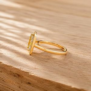Bague de fiançailles solitaire en or massif 10k 14k 18k avec diamant de laboratoire taille émeraude, design halo et serti pavé d'accentuations de diamants de laboratoire - Product Image 4