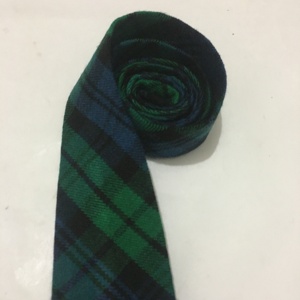 Corbata de tartán negro, a menudo hecha de poliéster, lana o poliviscosa, con los tradicionales colores verde oscuro y azul marino. - Product Image 3