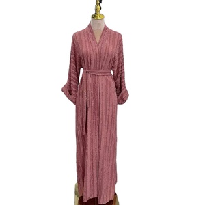 Abaya texturizada color rosa polvoriento con cinturón y diseño de rayas verticales exhibida en maniquí, perfecta para escaparates de boutiques. - Product Image 1