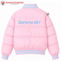 Jaket Puffer Sorority Gamma Phi Delta Custom dengan Logo Bordir di Bagian Depan, Warna Pink dan Biru Muda, Lengan Panjang, untuk Wanita
