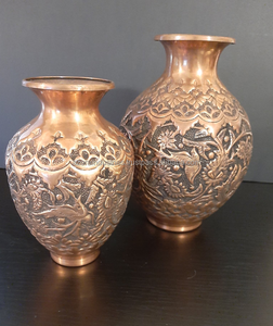 Florero de Metal con Diseño Grabado a Mano Florero Pequeño para Mesa de Boda Centro de Mesa y Decoración del Hogar por Azora Industries - Product Image 1