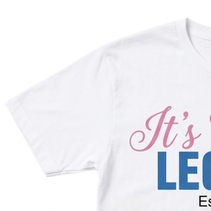 T-shirt graphique It's Giving Legacy pour femmes, en coton doux, col rond, manches courtes, vêtements décontractés à la mode pour tous les jours - Product Image 2