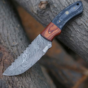 Couteau de chasse artisanal en acier Damas avec étui en cuir, outil utilitaire pour le camping en plein air, la randonnée et le bushcraft - Product Image 1