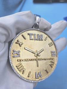 Pendentif Horloge Moissanite Entièrement Plaqué Or, Coupe Ronde Brillante, Thème Hip Hop, Charme de Luxe Unisexe pour Hommes - Product Image 4