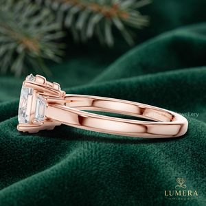 Bague classique à trois pierres en diamant de laboratoire taille ovale, avec bande en or massif et pierres latérales taille émeraude, idéale comme bague de promesse ou de fiançailles. - Product Image 4
