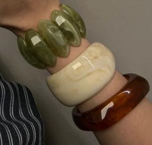 Bracelets en résine imperméables de luxe pour femmes, design tendance, finition lisse, couleurs personnalisées, accessoire de mode pour les événements - Product Image 4