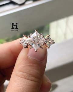 Ensemble de bagues de luxe en or rose 14 carats avec diamant de laboratoire taille princesse, trois pierres et sertissage à griffes en forme de boussole pour femme - Product Image 1