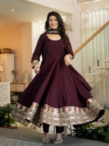 Ensemble prêt-à-porter Anarkali en soie romaine, entièrement brodé et orné de sequins, avec haut, bas et dupatta, entièrement cousu. - Product Image 1