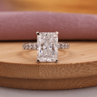 Anillo de Diamante Cultivado en Laboratorio con Corte Radiante de 5 Quilates, Oro Blanco de 14K/18K, Banda Eternity de 4 Puntas con Pavé, Certificado IGI, Color E, VVS2, Lujoso