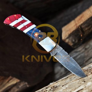 Cuchillo Plegable Premium OEM de Acero de Damasco con Hoja de Punta Caída y Mango con Bandera Americana, Cuchillo de Camping con Funda de Cuero - Product Image 4