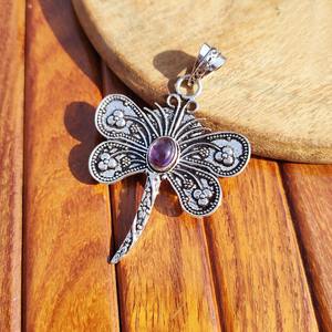 Pendentif en pierre précieuse en forme de papillon naturel pour l'énergie positive, la guérison émotionnelle et la mode bohème, disponible à la vente - Product Image 6