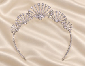 Diadema de diseño único con motivos brillantes en forma de abanico, accesorio de moda regal para bodas, fiestas y ocasiones especiales. - Product Image 2