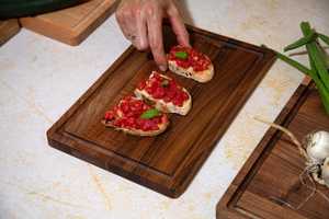 Planche à découper rectangulaire en bois massif, faite à la main, antidérapante, design minimaliste, surface polie, par UO - Product Image 2