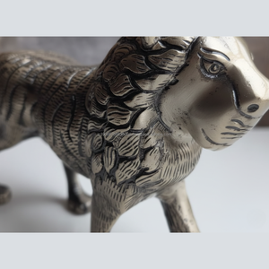 Figurine de lion en aluminium plaqué laiton antique 22,5 cm – Décoration de bureau artisanale de luxe |   Symbole de puissance et de leadership - Product Image 3