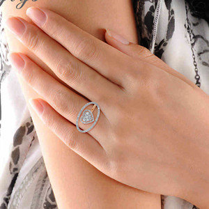 Anillo de Oro Rosa Sólido de 14K de Lujo con un Cautivador Centro de Diamantes en Forma de Corazón dentro de un Marco Ovalado con Diamantes Pavé - Product Image 2