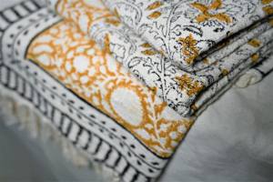 Manta Decorativa de Algodón Orgánico Ecológico Estampada al por Mayor, Diseño Moderno de Punto, Ligera para Todas las Estaciones - Product Image 3