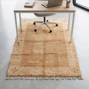 Alfombra de Lana Anudada a Mano de Estilo Clásico en Color Beige Arena, Diseño Floral Minimalista con Borde Decorativo y Flecos - Product Image 3