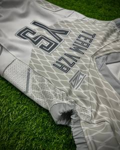 Conjunto de Uniforme de Fútbol Americano Personalizado con el Mejor Material, Camiseta Blanca Sublimada con Cuello en V y Manga Corta para Hombre, Uniforme que Absorbe la Humedad - Product Image 3