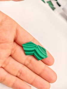 En gros, pierre précieuse naturelle de malachite verte, paire de cabochons à taille rose et ovale, pierre brute, cristal de guérison avec jeu de couleurs - Product Image 3