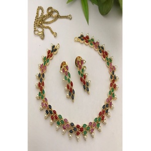 Ensemble collier et boucles d'oreilles en laiton plaqué or de qualité supérieure, élégant et orné de zirconiums, pour les occasions spéciales, mariages, collection femme. - Product Image 1