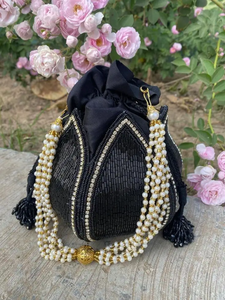 Sac Potli en Coton Brodé et Perlé de Créateur pour Femme, Pochette Traditionnelle de Mariage, Fait Main, Zari, Perles, Ethnique, Festif, Luxe - Product Image 1