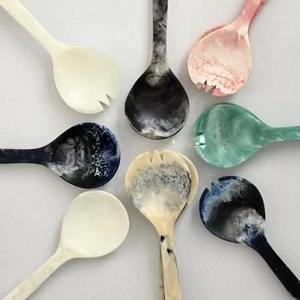 Ensemble de cuillères en résine artisanale haut de gamme – Ensemble de cuillères à salade et à servir modernes et écologiques pour mariages, fêtes et dîners - Product Image 3