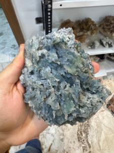 Cristal de calcédoine bleue naturelle avec motif marbré |   Présentoir de minéraux décoratifs - Product Image 3
