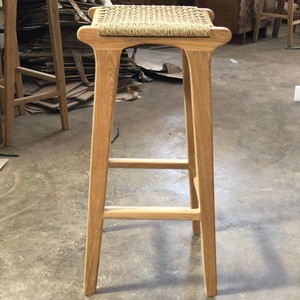 Tabouret de bar scandinave en teck massif avec assise en rotin tressé naturel, dossier bas, chaise de comptoir pour hôtel, café, restaurant - Product Image 3
