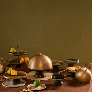 Impresionante soporte para pasteles de metal hecho a mano con tapa de cúpula martillada y base de madera, perfecto para exhibir postres con elegancia en la mesa. - Product Image 5