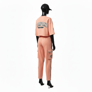 Ensemble haut court et pantalon pour femme en coton polyester, tissu éponge brossé 280 GSM, respirant, avec empiècement latéral en tissu pêche et logo brodé. - Product Image 5