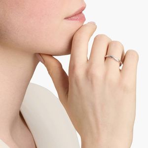 Anillo de Eternidad Petite Twist con Diamantes Cultivados en Laboratorio en Oro Blanco - Product Image 4