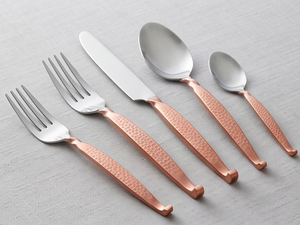 Ensemble de couverts élégants en cuivre avec poignées torsadées au design martelé, en acier inoxydable, lot de 5, parfait pour les mariages et les restaurants - Product Image 1