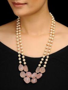 Collier élégant en résine fait main pour elle, avec un design artistique moderne, bijoux en résine faits à la main avec des détails raffinés - Product Image 5