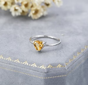แหวนซิทรินสีเหลืองแท้ในตัวเรือนเงินแท้ 925 พร้อมแหวนซ้อนทรงทริลเลียนคัทจากอัญมณีธรรมชาติ - Product Image 1
