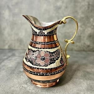 Jarra de cobre clásica con grabado floral, ideal como centro de mesa y para servir a los invitados, venta al por mayor desde India. - Product Image 2