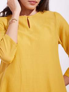 Vestido Maxi Asimétrico Amarillo con Dobladillo a Rayas, Corte Holgado, Manga Tres Cuartos, Ropa Casual de Verano, Tela Viscosa, Hermoso Vestido - Product Image 4