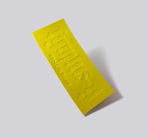 Parche en relieve de alta calidad, tela o material de PVC duradero con diseño de logotipo en relieve personalizado para productos promocionales y de recuerdo - Product Image 1