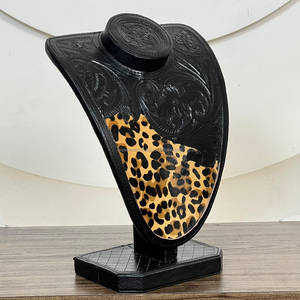 Soporte de exhibición de joyería de cuero repujado a mano Super Septiembre, busto para collares de piel auténtica con estampado de leopardo, expositor de mostrador para minoristas - Product Image 4