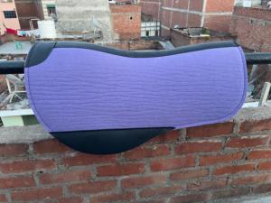 Tapis de selle western en cuir de vachette violet avec doublure polaire, bordure noire et caoutchouc Boble pour l'équitation et le confort du cheval - Product Image 3