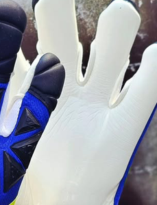 ถุงมือผู้รักษาประตูมืออาชีพสำหรับผู้ใหญ่และเยาวชน ถุงมือโกลฟุตบอล ระบายอากาศได้ดี ผลิตจากยางลาเท็กซ์เยอรมัน คุณภาพสูง พร้อม Ako - Product Image 4