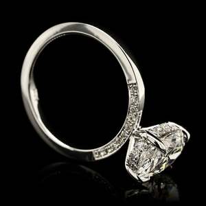 Fournisseur de bijoux de créateur VVS DIAM – Bagues en or 14 carats avec moissanite, taille ovale allongée brillante, pavé caché, griffes d'aigle - Product Image 6