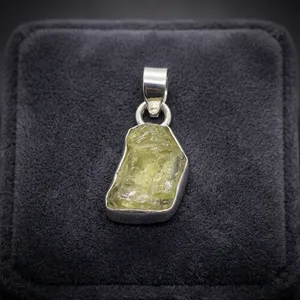 Colgante de Plata de Ley 925 con Cuarzo Limón Crudo, Diseño Minimalista, Unisex, para Uso Diario, Eternal Warmth - Product Image 2