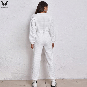 Ensemble de survêtement deux pièces pour femme : haut court et pantalon de jogging, idéal pour le fitness, la course à pied et le streetwear - Product Image 2